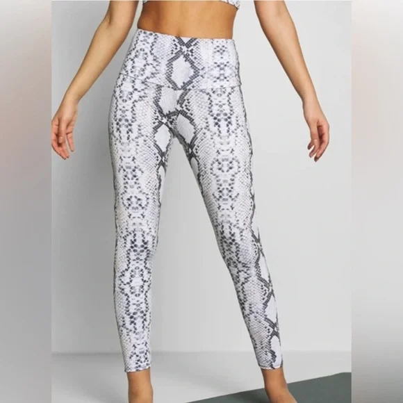 ONZIE‎ Gray & White Cropped Snake Print Leggings Size Medium - Picture 2 of 9